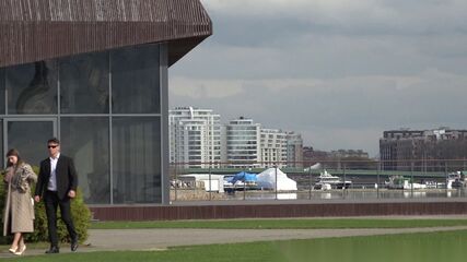 Hot Glam Babe Takes DP